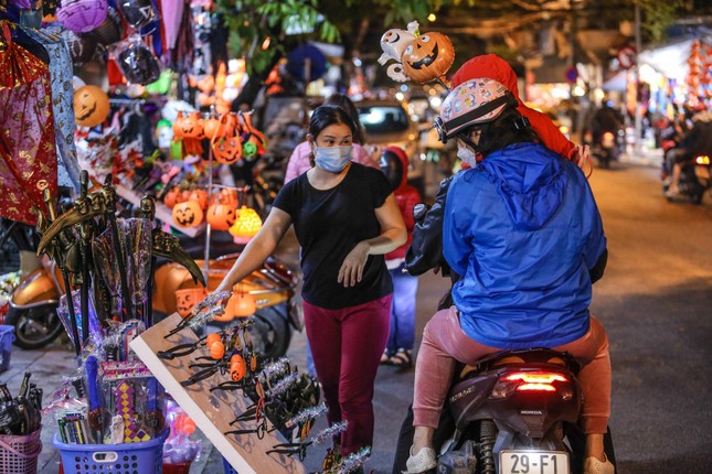 Giới trẻ Hà thành rủ nhau lên phố Hàng Mã lung linh sắc màu dịp Halloween ảnh 2
