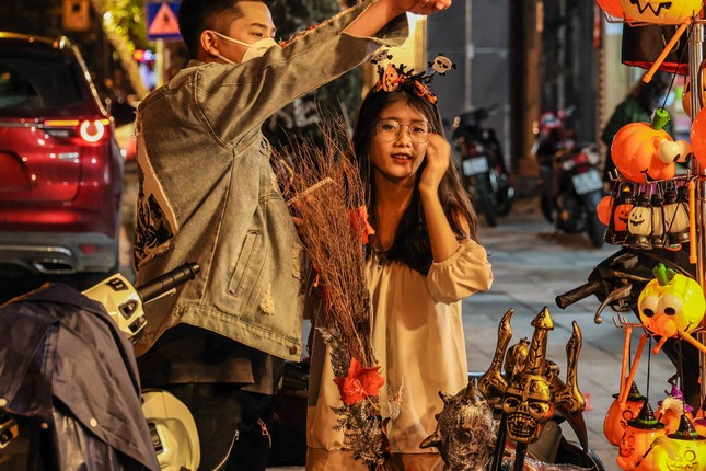 Giới trẻ Hà thành rủ nhau lên phố Hàng Mã lung linh sắc màu dịp Halloween ảnh 5