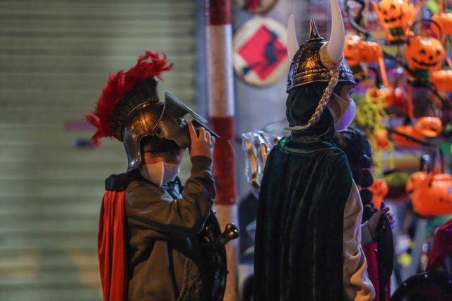 Giới trẻ Hà thành rủ nhau lên phố Hàng Mã lung linh sắc màu dịp Halloween ảnh 9