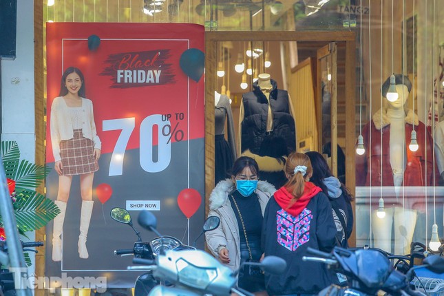 Giảm giá sốc đến 90%, 'phố mua sắm' vẫn ảm đạm ngày Black Friday ảnh 5