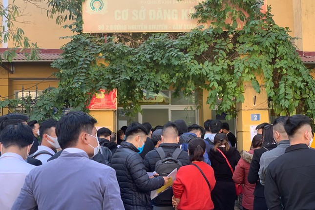 Ngày thứ 2 tắc nghẽn tại các điểm đăng ký ô tô mới ảnh 3