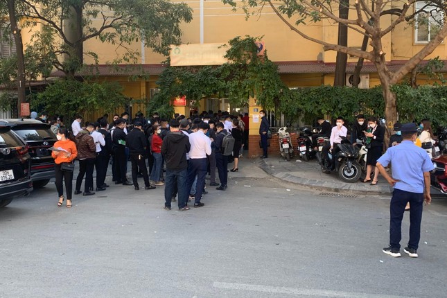 Ngày thứ 2 tắc nghẽn tại các điểm đăng ký ô tô mới ảnh 1