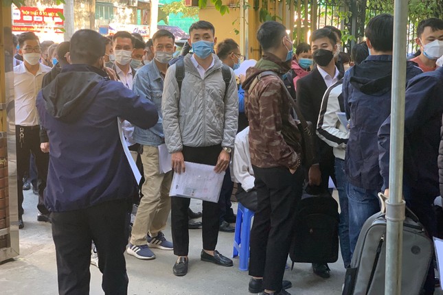 Ngày thứ 2 tắc nghẽn tại các điểm đăng ký ô tô mới ảnh 7