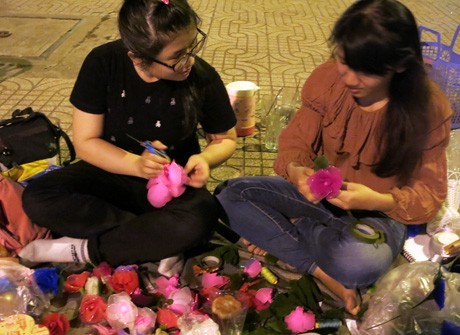 Hoa Valentine của sinh viên tự chế tung hoành đường phố ảnh 2
