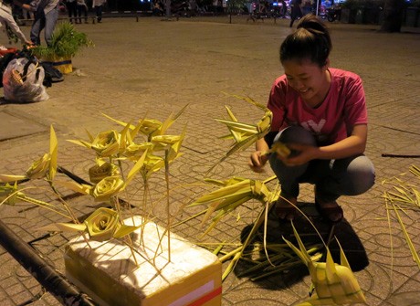 Hoa Valentine của sinh viên tự chế tung hoành đường phố ảnh 4