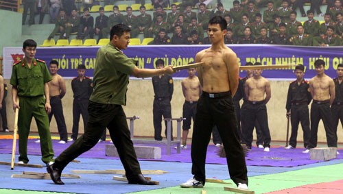 Nữ cảnh sát giao thông tay không đánh 'cướp' ảnh 11