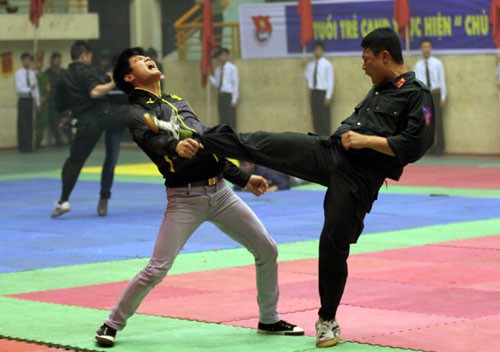 Nữ cảnh sát giao thông tay không đánh 'cướp' ảnh 2