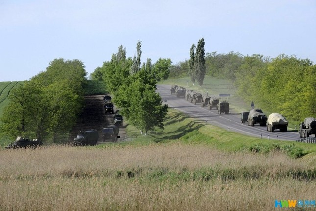 Khí tài quân sự Nga rầm rập tiến về biên giới Ukraine ảnh 1