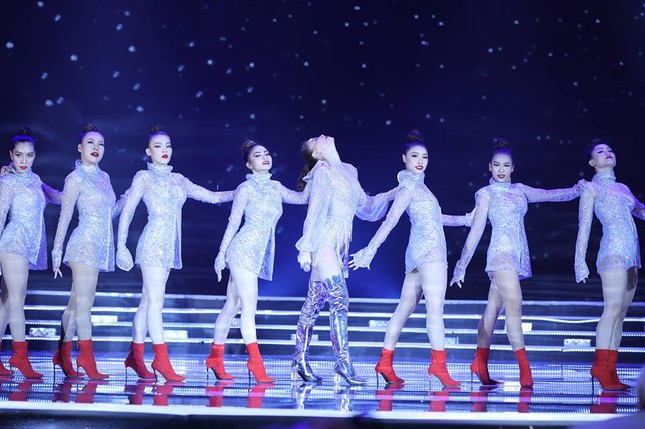 Cô gái 18 tuổi Trần Tiểu Vy đăng quang Hoa hậu Việt Nam 2018 ảnh 53