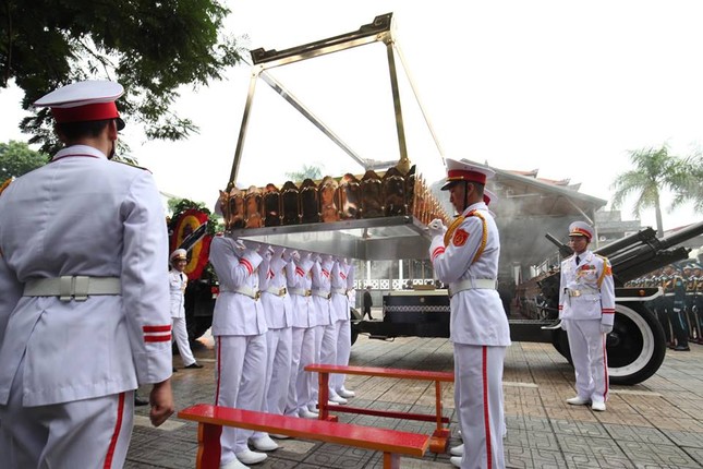 Cỗ linh xa đưa Chủ tịch nước Trần Đại Quang về quê nhà ảnh 33