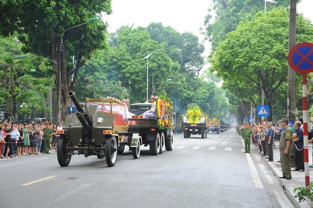 Cỗ linh xa đưa Chủ tịch nước Trần Đại Quang về quê nhà ảnh 57