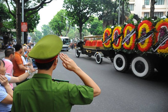 Cỗ linh xa đưa Chủ tịch nước Trần Đại Quang về quê nhà ảnh 58