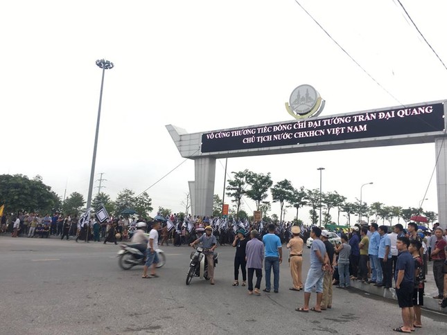 Cỗ linh xa đưa Chủ tịch nước Trần Đại Quang về quê nhà ảnh 85