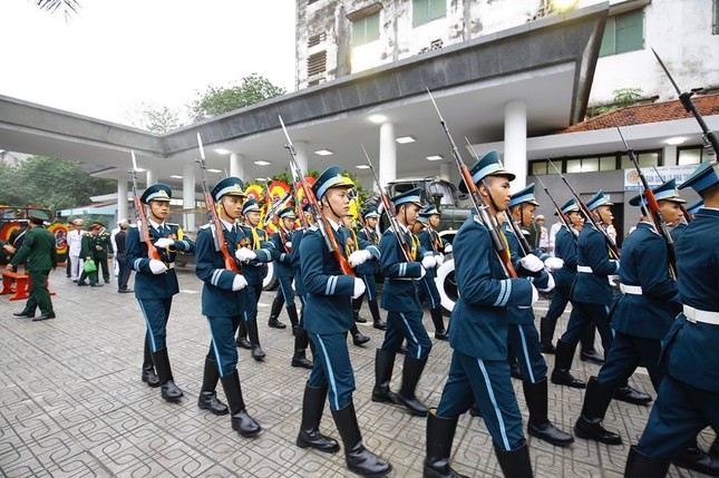 Cỗ linh xa đưa Chủ tịch nước Trần Đại Quang về quê nhà ảnh 25