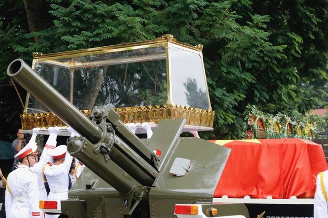 Cỗ linh xa đưa Chủ tịch nước Trần Đại Quang về quê nhà ảnh 44