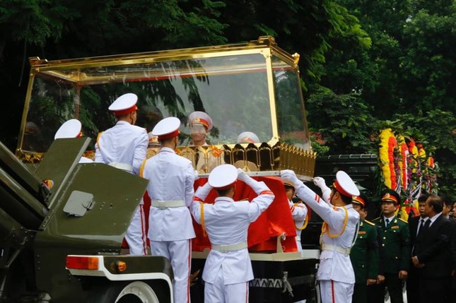 Cỗ linh xa đưa Chủ tịch nước Trần Đại Quang về quê nhà ảnh 45