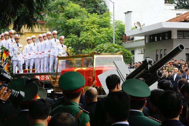 Cỗ linh xa đưa Chủ tịch nước Trần Đại Quang về quê nhà ảnh 47