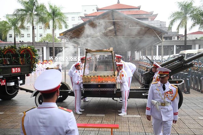 Cỗ linh xa đưa Chủ tịch nước Trần Đại Quang về quê nhà ảnh 31