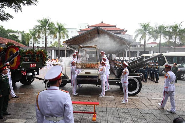 Cỗ linh xa đưa Chủ tịch nước Trần Đại Quang về quê nhà ảnh 32