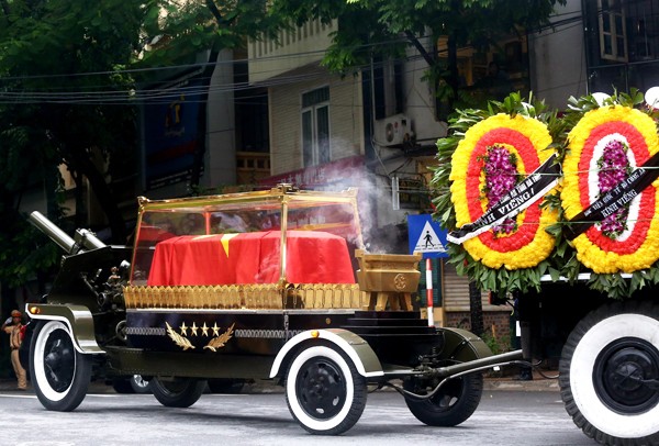 Cỗ linh xa đưa Chủ tịch nước Trần Đại Quang về quê nhà ảnh 68