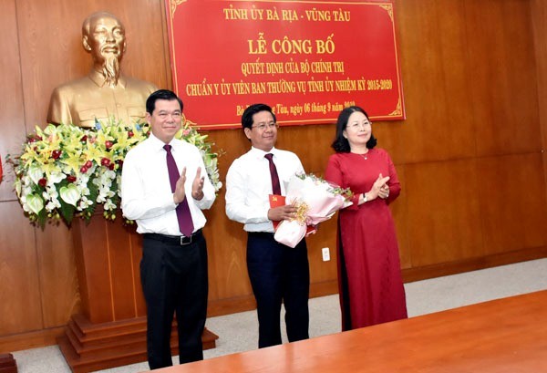 Công bố quyết định của Bộ Chính trị về công tác cán bộ ảnh 1