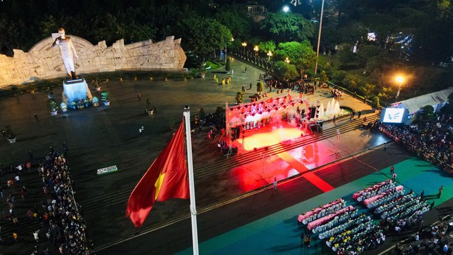Hoa hậu Đỗ Thị Hà và cầu thủ HAGL giao lưu tại đêm hội cồng chiêng ảnh 34