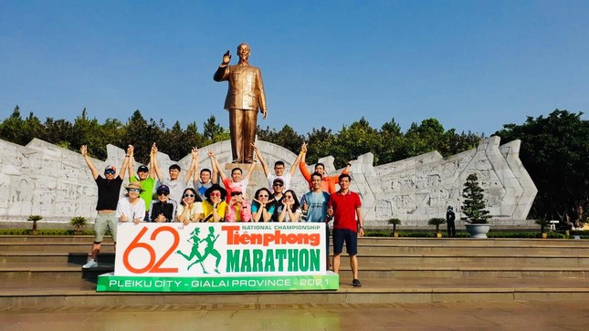 Tiền Phong Marathon 2021: Quảng trường Đại Đoàn Kết sôi động trước giờ G ảnh 15