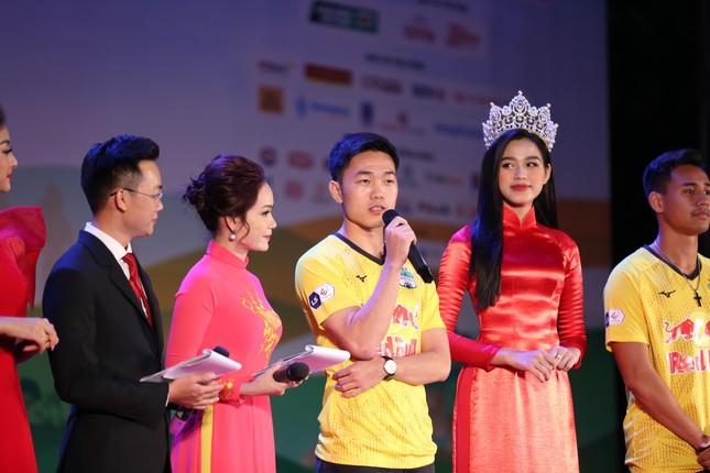 Hoa hậu Đỗ Thị Hà và cầu thủ HAGL giao lưu tại đêm hội cồng chiêng ảnh 16