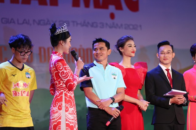 Hoa hậu Đỗ Thị Hà và cầu thủ HAGL giao lưu tại đêm hội cồng chiêng ảnh 17