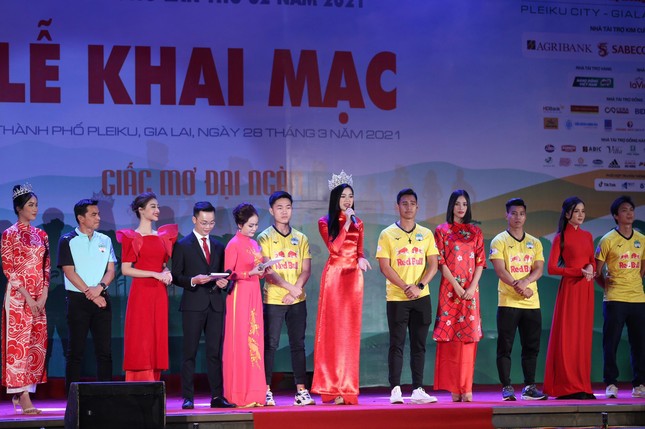 Hoa hậu Đỗ Thị Hà và cầu thủ HAGL giao lưu tại đêm hội cồng chiêng ảnh 21