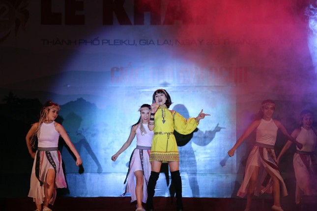 Hoa hậu Đỗ Thị Hà và cầu thủ HAGL giao lưu tại đêm hội cồng chiêng ảnh 8