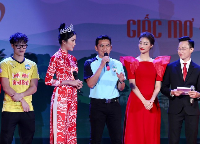 Hoa hậu Đỗ Thị Hà và cầu thủ HAGL giao lưu tại đêm hội cồng chiêng ảnh 18