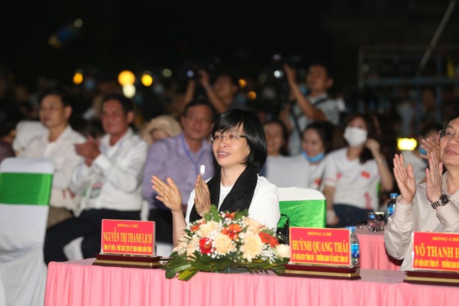 Hoa hậu Đỗ Thị Hà và cầu thủ HAGL giao lưu tại đêm hội cồng chiêng ảnh 15