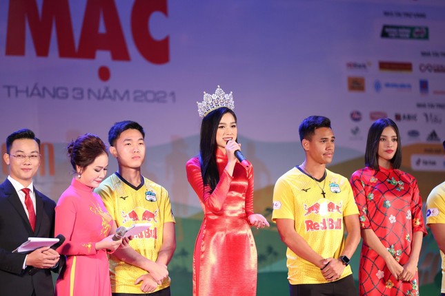 Hoa hậu Đỗ Thị Hà và cầu thủ HAGL giao lưu tại đêm hội cồng chiêng ảnh 19