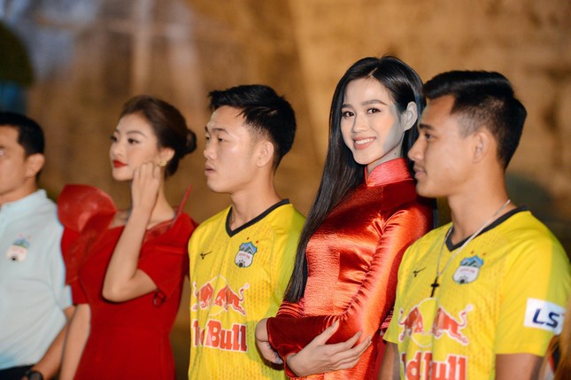 Hoa hậu Đỗ Thị Hà và cầu thủ HAGL giao lưu tại đêm hội cồng chiêng ảnh 36