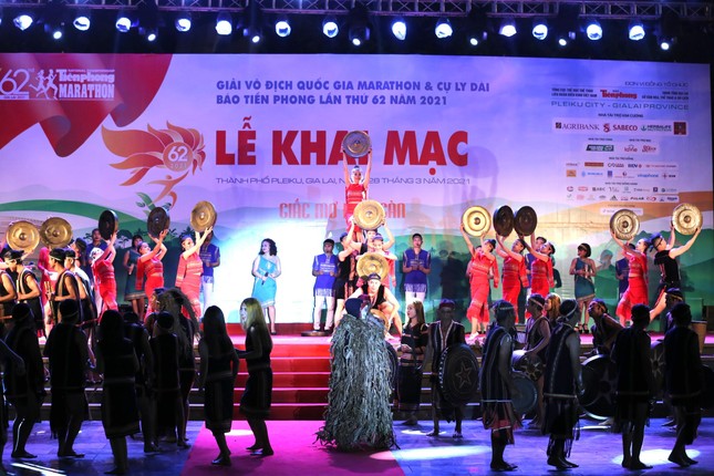 Hoa hậu Đỗ Thị Hà và cầu thủ HAGL giao lưu tại đêm hội cồng chiêng ảnh 1