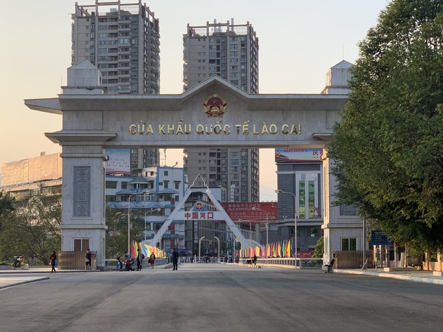 Kiểm tra thân nhiệt tất cả khách xuất nhập cảnh qua cửa khẩu Lào Cai ảnh 1