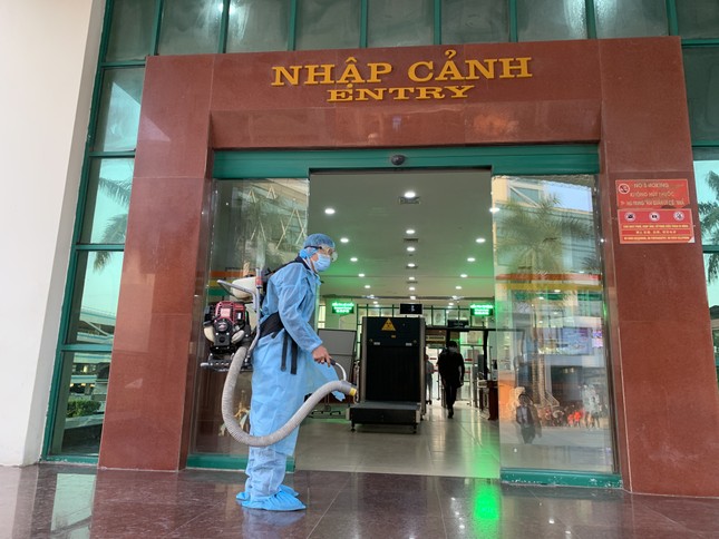 Kiểm tra thân nhiệt tất cả khách xuất nhập cảnh qua cửa khẩu Lào Cai ảnh 5