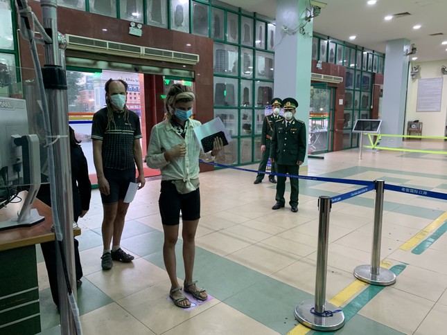Kiểm tra thân nhiệt tất cả khách xuất nhập cảnh qua cửa khẩu Lào Cai ảnh 2