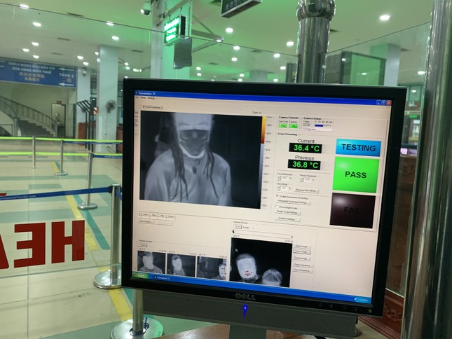 Kiểm tra thân nhiệt tất cả khách xuất nhập cảnh qua cửa khẩu Lào Cai ảnh 3