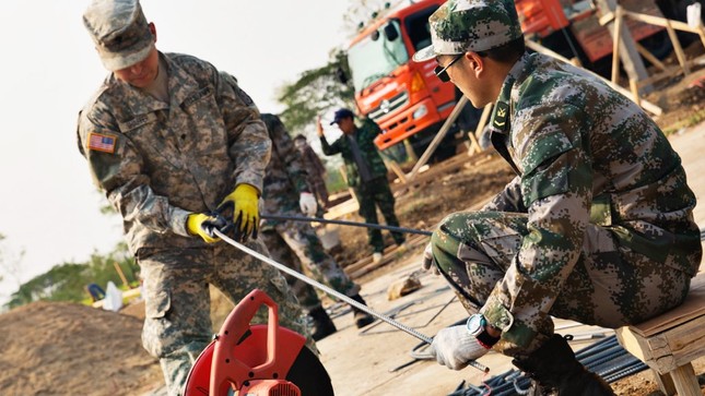 Lính Mỹ học cách ăn sống bọ cạp để tồn tại trong rừng ảnh 6