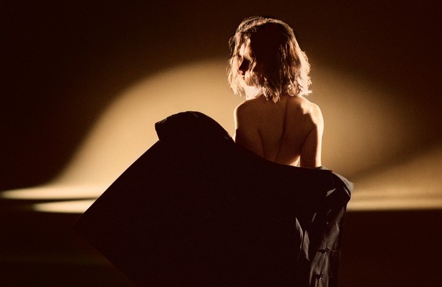 “Nàng Lọ Lem” Lily James nude táo báo trong clip quảng cáo ảnh 3