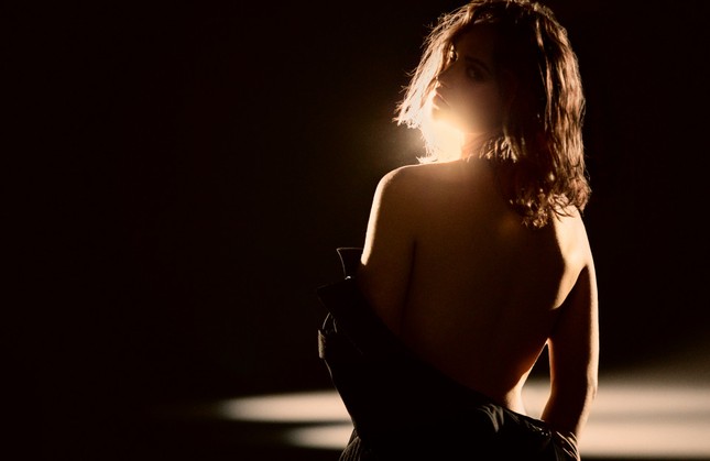 “Nàng Lọ Lem” Lily James nude táo báo trong clip quảng cáo ảnh 4