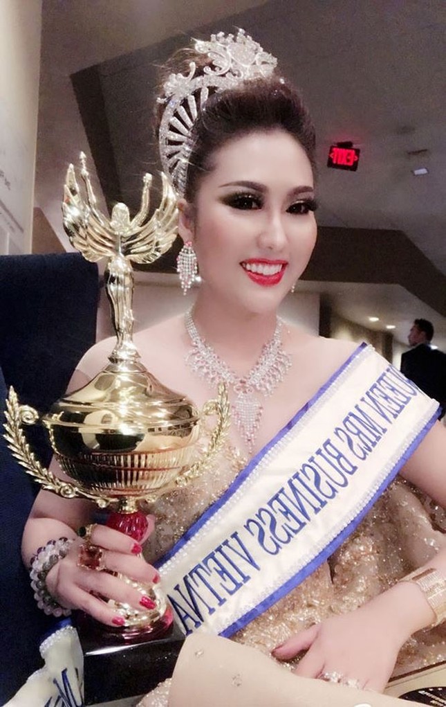 Những nhân vật gây ồn ào nhất Showbiz Việt 2017 ảnh 2