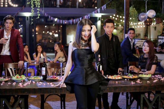 Showbiz 26/1: Ngọc Trinh 'thả thính' các 'người hùng' của U23 Việt Nam ảnh 6