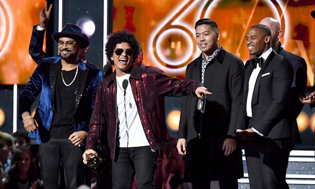 Hoa hậu Hoàn vũ "mặc như không" biểu diễn táo bạo ở Grammy 2018 ảnh 3