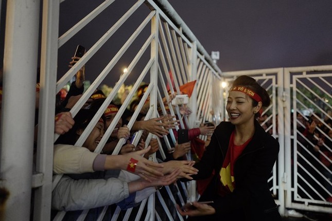 Jennifer Phạm rạng rỡ gặp thầy trò Park Hang-seo và Quang Hải ảnh 7