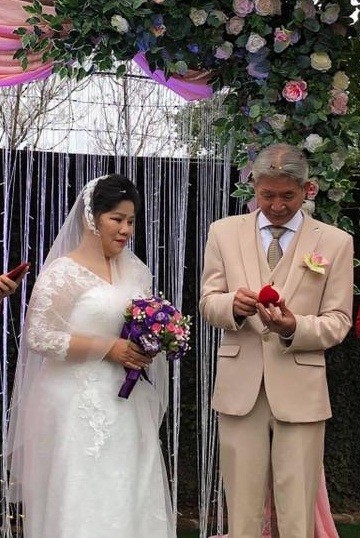 NSND Thanh Hoa rơi nước mắt, lần đầu mặc váy cưới ở tuổi U70 ảnh 1
