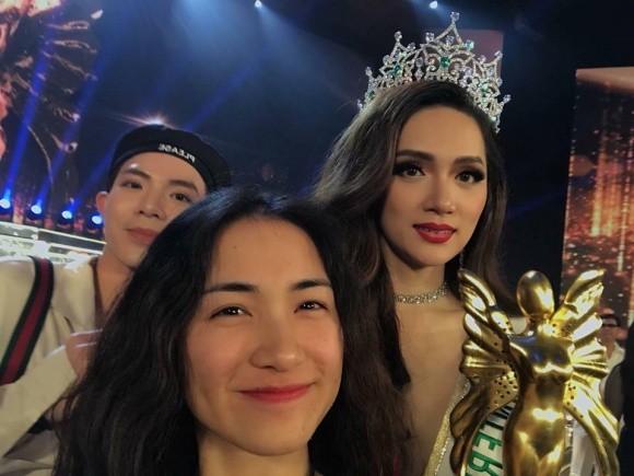 Mẹ Hương Giang Idol chia sẻ xúc động khi con gái đăng quang Hoa hậu ảnh 2