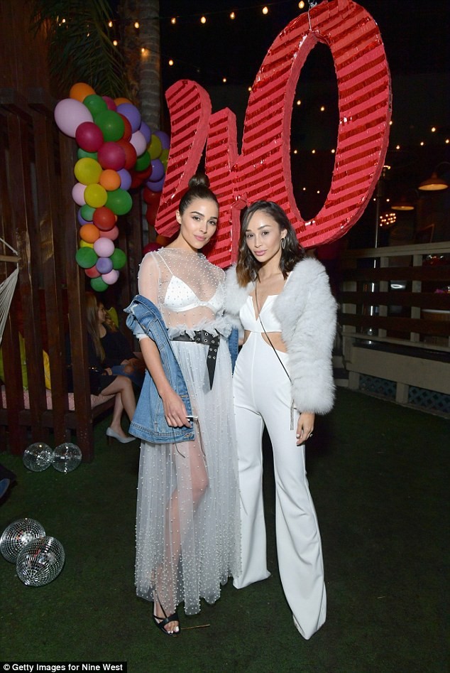 Hoa hậu Olivia Culpo gây xôn xao khi diện váy xuyên thấu lộ nội y ảnh 4